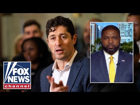 'FOOL': Mayor TORCHED as federal troops stand by